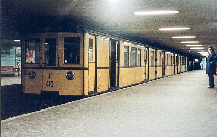 Wagen 515 während des Transports am U-Bhf Augsburger Straße