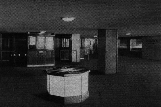 Detailansicht des beleuchteten Wegweiser-Tisches am Moritzplatz