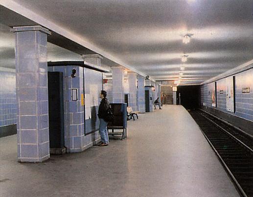 U-Bahnhof Weinmeisterstraße - Intensives Blau