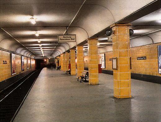 U-Bahnhof Rosenthaler Platz - Orangegelbe Fliesen