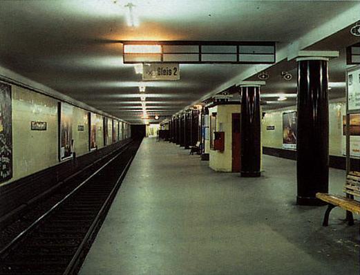 U-Bahnhof Bernauer Straße - Schwarze Granitsäulen